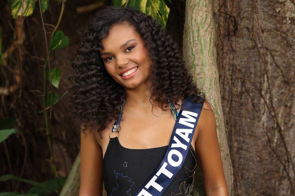 Scène du concours Miss Mayotte avec les participantes et le jury.